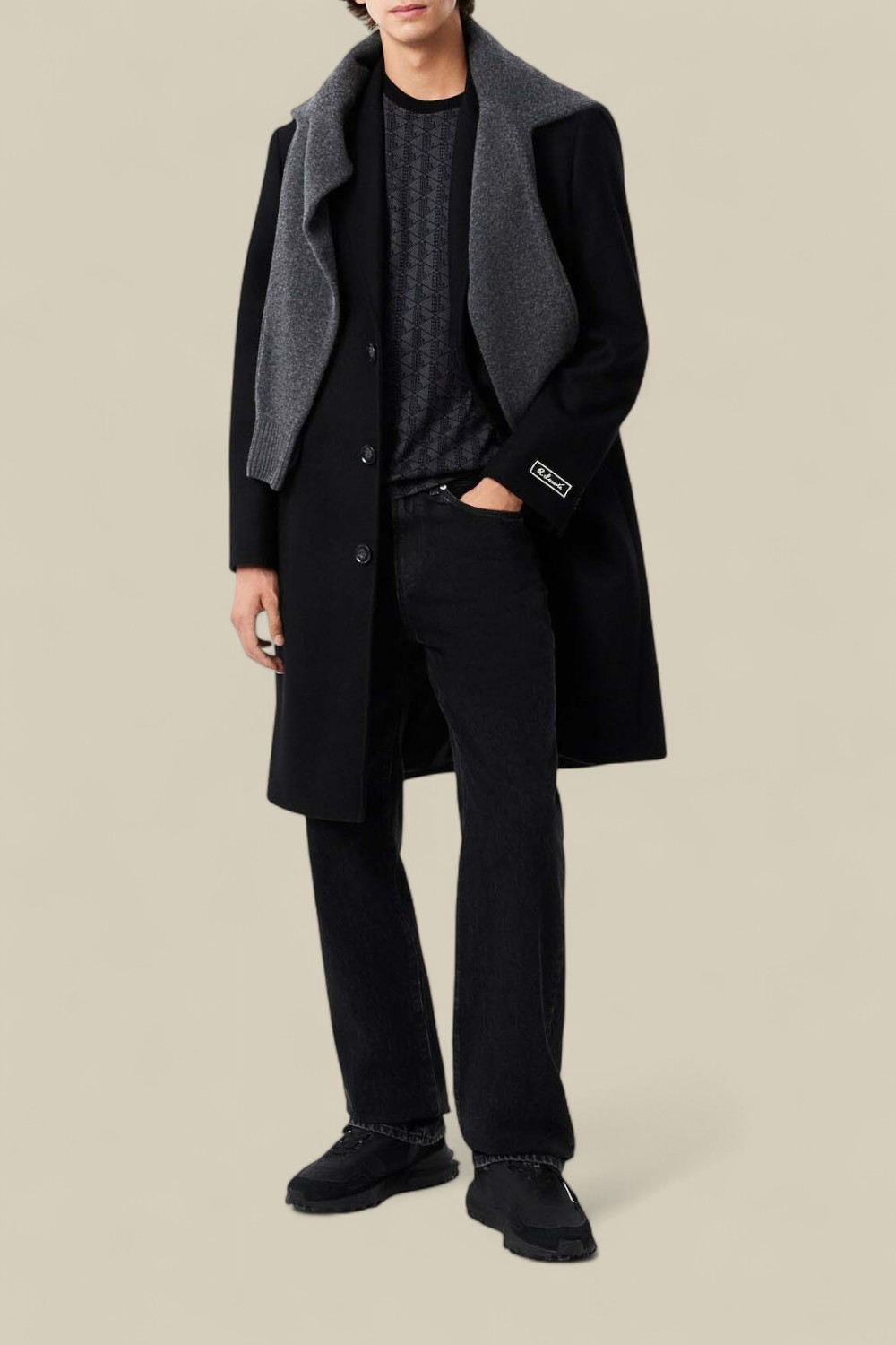 תמונת כל הלוק של חולצת טי מונוגרמה